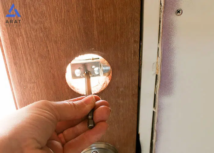 مرحله دوم نصب قفل هوشمند: نصب قفل داخلی و صفحهی ضربهگیر
