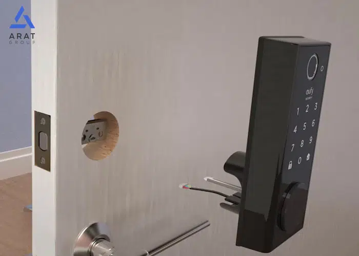 مرحله سوم نصب قفل هوشمند: نیمهی جلویی قفل را نصب کنید