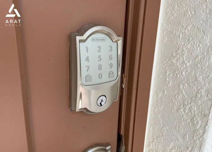 مرحله سوم نصب قفل هوشمند: نیمه عقب دستگیره را نصب کنید