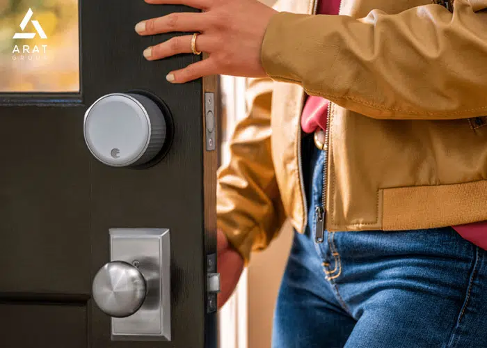 مرحله چهارم نصب قفل هوشمند: نصب باتریها و مگنت باز و بسته کردن