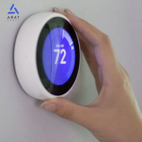 نمایی از ترموستات هوشمند در حال تنظیم، بهترین ترموستات سال 2022