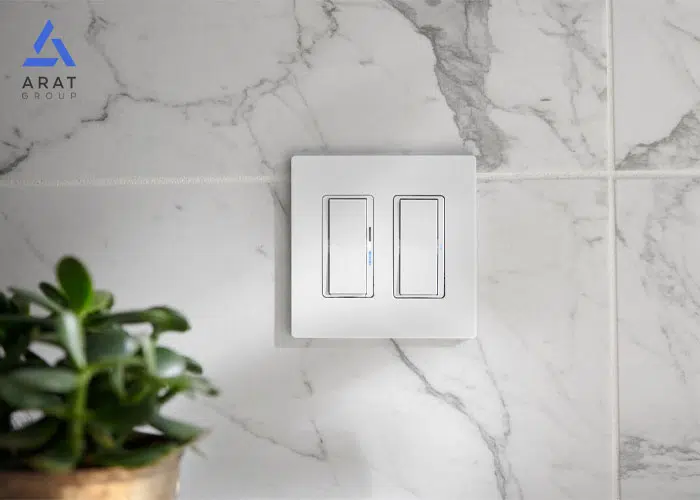 نمایی از کلید هوشمند در آشپزخانه؛ تفاوت لامپ هوشمند و کلید هوشمند