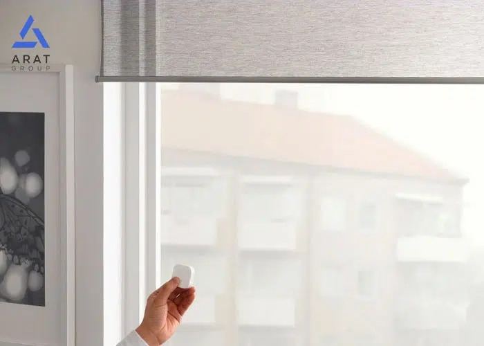 نمایی از پرده هوشمند با ریموت کنترل