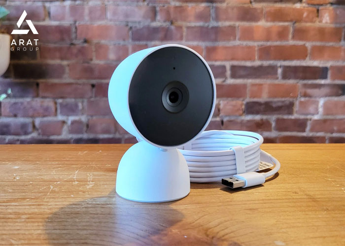 بهترین دوربین مدار بسته خانه هوشمند، نمایی از دوربین مداربسته روی میز