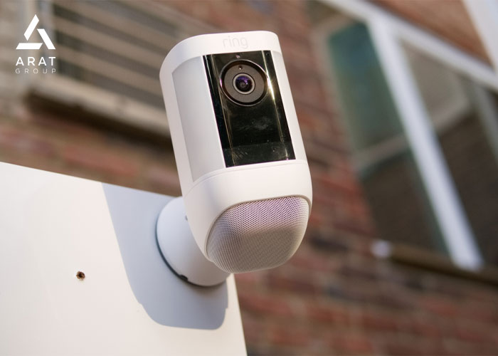 نمایی از دوربین امنیتی رینگ در فضای باز؛ بهترین دوربین مدار بسته خانه هوشمند