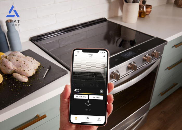 نمایی از گاز هوشمند با برنامه گوشی همراه در آشپزخانه هوشمند 